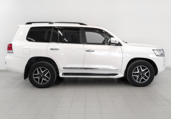 Подержанный автомобиль Toyota Land Cruiser Suv 2016 года (4 фото)