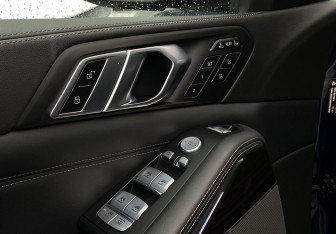 Подержанный автомобиль BMW X7 2022 года (21 фото)