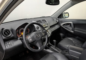Подержанный автомобиль Toyota RAV4 2007 года (15 фото)