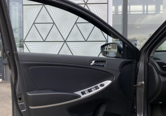 Подержанный автомобиль Hyundai Solaris Sedan 2012 года (16 фото)