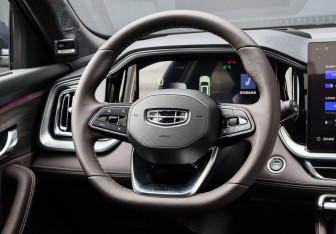 Подержанный автомобиль Geely Monjaro 2025 года (17 фото)