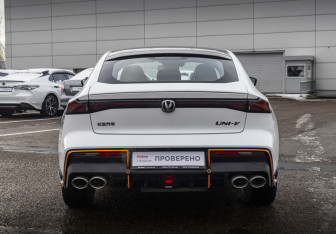 Подержанный автомобиль Changan UNI-V 2023 года (7 фото)