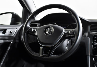 Подержанный автомобиль Volkswagen Golf Hatchback 2018 года (11 фото)