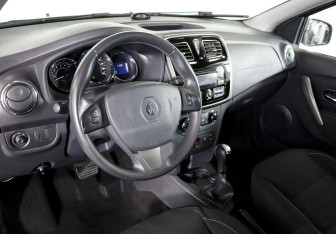 Подержанный автомобиль Renault Sandero 2016 года (9 фото)