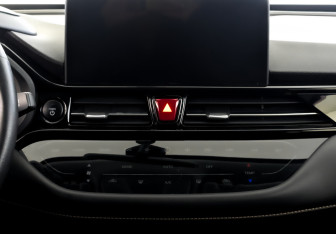 Подержанный автомобиль Москвич 3е 2023 года (15 фото)