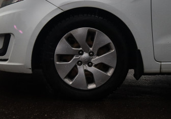 Подержанный автомобиль Kia Rio Hatchback 2015 года (18 фото)