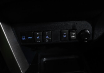 Подержанный автомобиль Toyota RAV4 2017 года (9 фото)