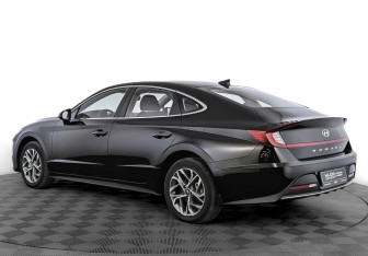 Подержанный автомобиль Hyundai Sonata 2023 года (7 фото)
