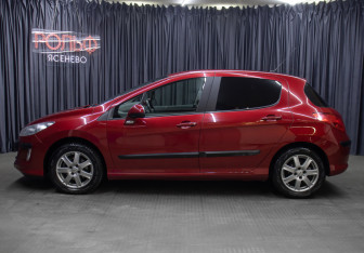 Подержанный автомобиль Peugeot 308 Hatchback 2011 года (8 фото)