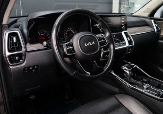 Подержанный автомобиль Kia Sorento 2022 года (13 фото)