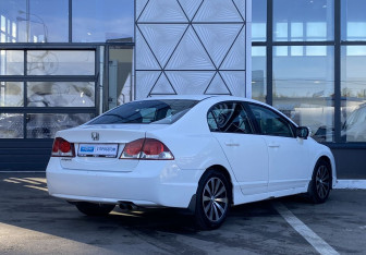 Подержанный автомобиль Honda Civic Sedan 2009 года (5 фото)
