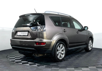 Подержанный автомобиль Mitsubishi Outlander 2009 года (5 фото)