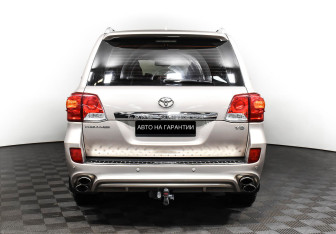 Подержанный автомобиль Toyota Land Cruiser Suv 2015 года (6 фото)
