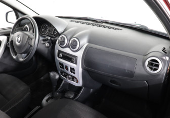 Подержанный автомобиль Renault Sandero 2013 года (6 фото)