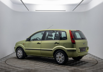 Подержанный автомобиль Ford Fusion 2005 года (7 фото)