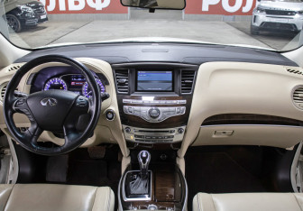 Подержанный автомобиль Infiniti QX60 2017 года (15 фото)