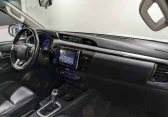 Подержанный автомобиль Toyota Hilux 2015 года (20 фото)