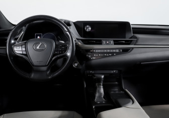 Подержанный автомобиль Lexus ES 2019 года (12 фото)