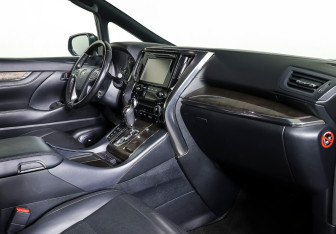 Подержанный автомобиль Toyota Alphard 2019 года (10 фото)