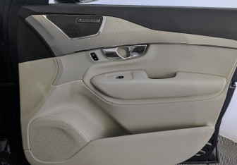 Подержанный автомобиль Volvo XC90 2017 года (24 фото)