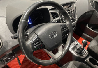 Подержанный автомобиль Hyundai Creta 2017 года (14 фото)