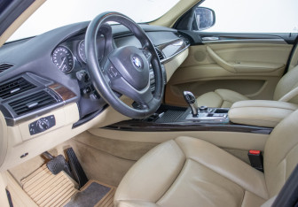 Подержанный автомобиль BMW X5 2010 года (10 фото)