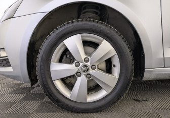 Подержанный автомобиль Skoda Octavia Liftback 2019 года (12 фото)