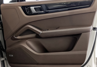 Подержанный автомобиль Porsche Cayenne 2021 года (25 фото)