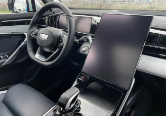 Подержанный автомобиль Geely Atlas 2024 года (9 фото)