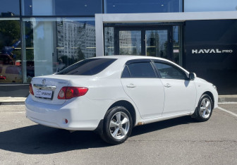 Подержанный автомобиль Toyota Corolla Sedan 2008 года (5 фото)