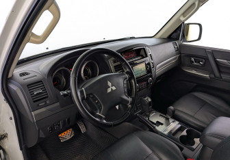 Подержанный автомобиль Mitsubishi Pajero 2018 года (16 фото)