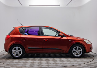 Подержанный автомобиль Kia Ceed Hatchback 2008 года (6 фото)