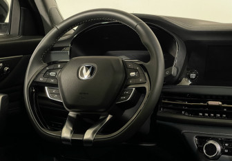 Подержанный автомобиль Changan CS95 2023 года (16 фото)