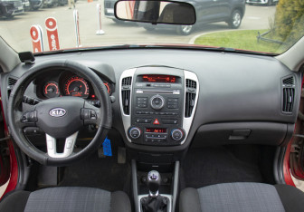 Подержанный автомобиль Kia Ceed Hatchback 2011 года (13 фото)