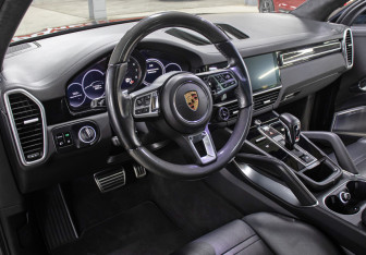 Подержанный автомобиль Porsche Cayenne 2018 года (16 фото)