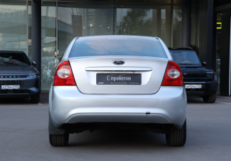 Подержанный автомобиль Ford Focus Sedan 2011 года (6 фото)