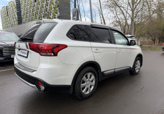 Подержанный автомобиль Mitsubishi Outlander 2015 года (5 фото)