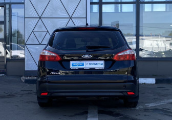 Подержанный автомобиль Ford Focus Wagon 2013 года (6 фото)
