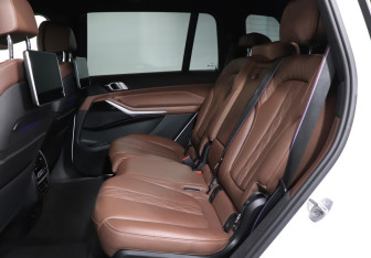 Подержанный автомобиль BMW X7 2021 года (10 фото)