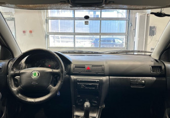 Подержанный автомобиль Skoda Octavia Liftback 2002 года (15 фото)