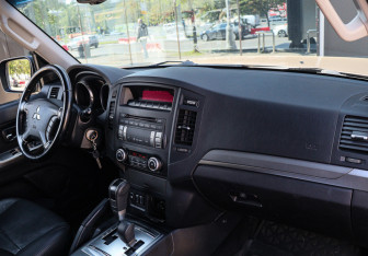 Подержанный автомобиль Mitsubishi Pajero 2011 года (6 фото)