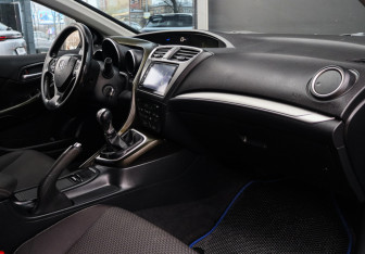 Подержанный автомобиль Honda Civic Wagon 2015 года (7 фото)