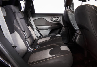 Подержанный автомобиль Jeep Cherokee 2014 года (10 фото)