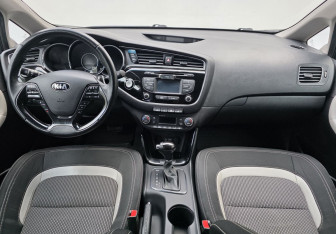 Подержанный автомобиль Kia Ceed Hatchback 2015 года (11 фото)