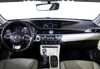 Подержанный автомобиль Lexus ES 2016 года (13 фото)