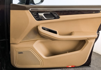 Подержанный автомобиль Porsche Macan 2015 года (25 фото)