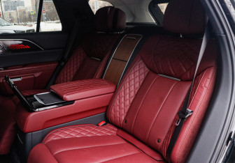 Подержанный автомобиль Hongqi E-HS9 2023 года (11 фото)