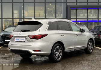 Подержанный автомобиль Infiniti QX60 2018 года (5 фото)
