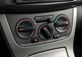 Подержанный автомобиль Nissan Tiida Hatchback 2015 года (21 фото)