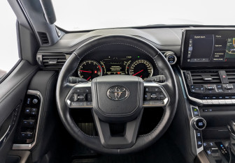 Подержанный автомобиль Toyota Land Cruiser Suv 2022 года (22 фото)